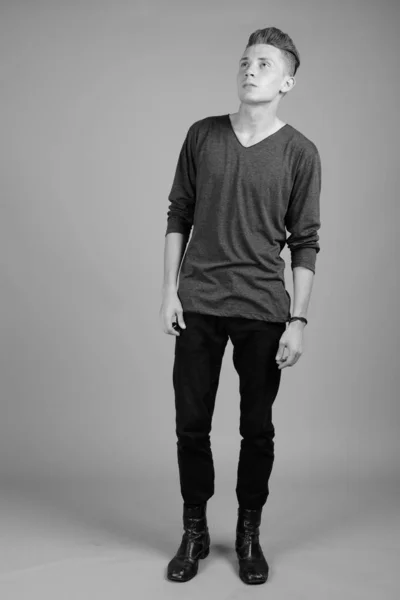 Studio Shot Young Man Gray Background Black White — ストック写真