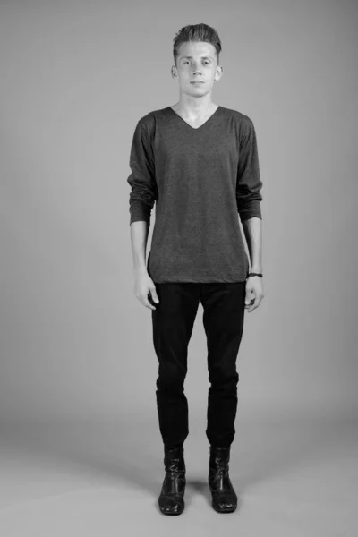 Studio Shot Young Man Gray Background Black White — ストック写真