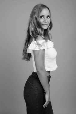 Stüdyo çekimlerinde, sarı saçlı, siyah beyaz arka planda güzel bir kadın vardı.