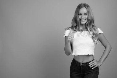 Stüdyo çekimlerinde, sarı saçlı, siyah beyaz arka planda güzel bir kadın vardı.