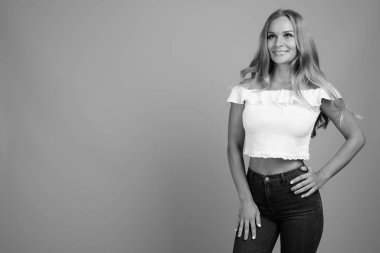 Stüdyo çekimlerinde, sarı saçlı, siyah beyaz arka planda güzel bir kadın vardı.