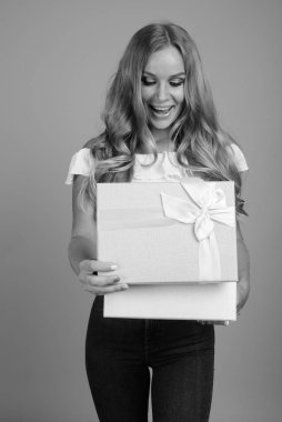 Stüdyo çekimlerinde, sarı saçlı, siyah beyaz arka planda güzel bir kadın vardı.