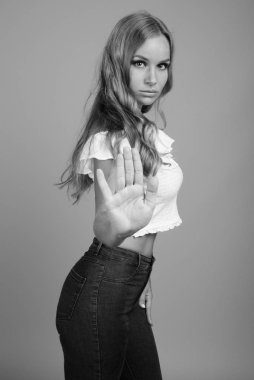 Stüdyo çekimlerinde, sarı saçlı, siyah beyaz arka planda güzel bir kadın vardı.