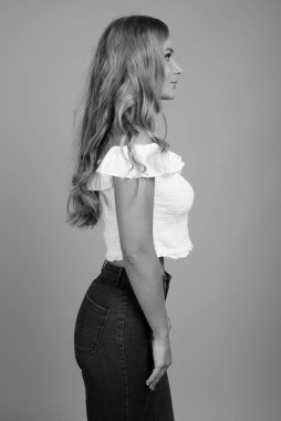 Stüdyo çekimlerinde, sarı saçlı, siyah beyaz arka planda güzel bir kadın vardı.