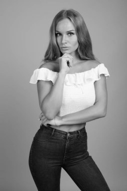 Stüdyo çekimlerinde, sarı saçlı, siyah beyaz arka planda güzel bir kadın vardı.