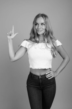 Stüdyo çekimlerinde, sarı saçlı, siyah beyaz arka planda güzel bir kadın vardı.