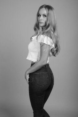 Stüdyo çekimlerinde, sarı saçlı, siyah beyaz arka planda güzel bir kadın vardı.