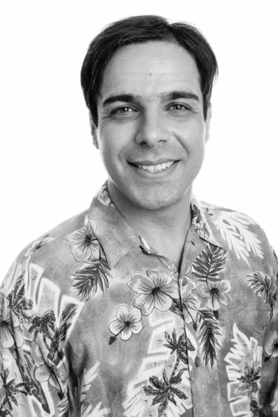 Rostro de joven feliz turista persa sonriendo mientras usa camisa hawaiana aislada sobre fondo blanco —  Fotos de Stock