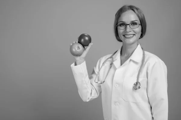 Jovem mulher bonita médico com cabelo loiro em preto e branco — Fotografia de Stock