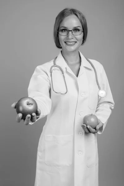 Jovem mulher bonita médico com cabelo loiro em preto e branco — Fotografia de Stock