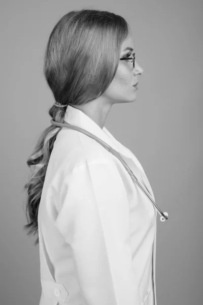 Joven mujer hermosa médico con el pelo rubio en blanco y negro — Foto de Stock