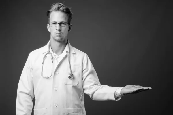 Mladý pohledný muž lékař s brýlemi v černé a bílé — Stock fotografie