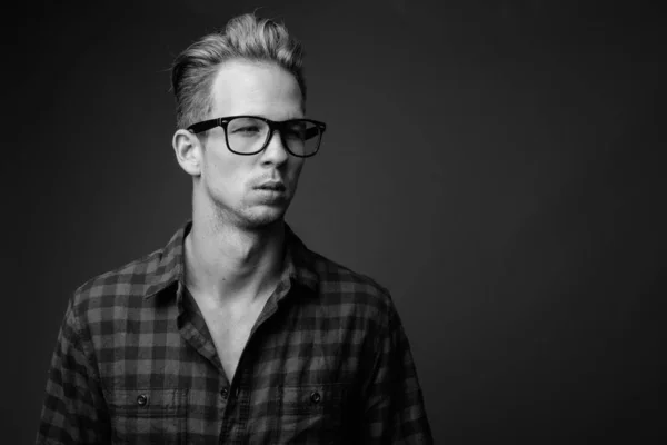 Estúdio tiro de jovem hipster bonito homem em preto e branco — Fotografia de Stock