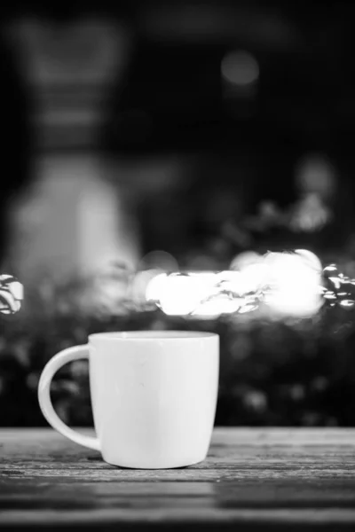 Kaffeetasse auf Holztisch im Restaurant bei Nacht — Stockfoto