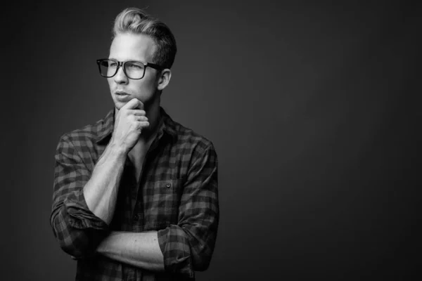 Estudio de joven hombre hipster guapo en blanco y negro —  Fotos de Stock