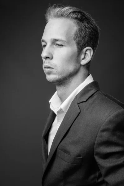 Joven hombre de negocios guapo con traje en blanco y negro —  Fotos de Stock