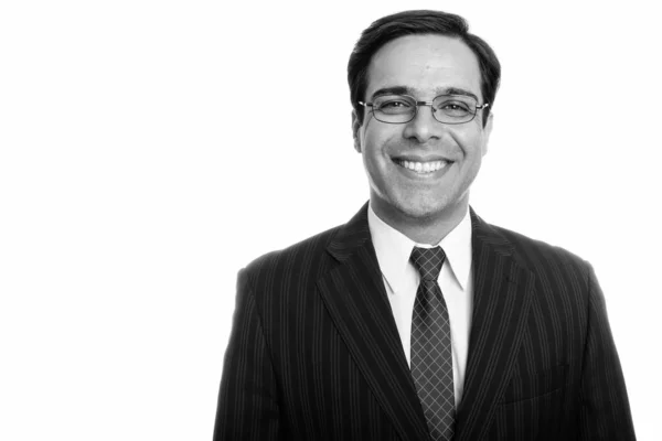 Молодий щасливий перський бізнесмен посміхається, носячи окуляри ізольовані від білого фону. — стокове фото