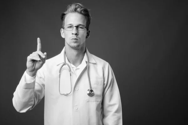 Jovem médico homem bonito com óculos em preto e branco — Fotografia de Stock