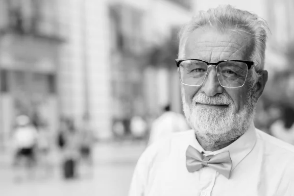 Bonito turista barbudo sênior explorando a cidade em preto e branco — Fotografia de Stock