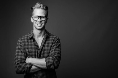 Siyah-beyaz giyinmiş genç ve yakışıklı hipster 'ın stüdyo fotoğrafı.