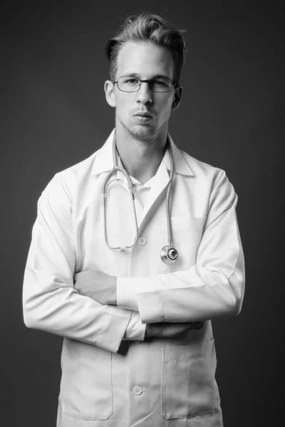 Joven guapo doctor hombre con gafas en blanco y negro — Foto de Stock