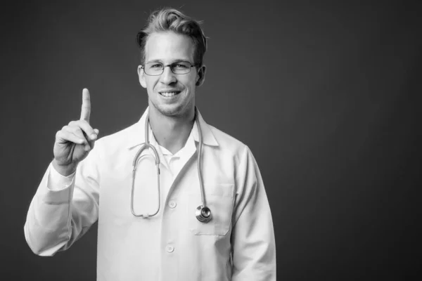 Studioaufnahme Eines Jungen Gut Aussehenden Arztes Mit Brille Vor Grauem — Stockfoto