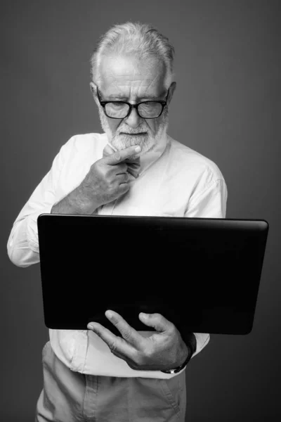 Красивий бородатий старший чоловік в стильному одязі в чорно-білому — стокове фото