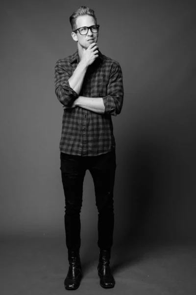 Estúdio tiro de jovem hipster bonito homem em preto e branco — Fotografia de Stock