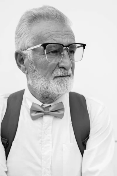 Bonito turista barbudo sênior explorando a cidade em preto e branco — Fotografia de Stock