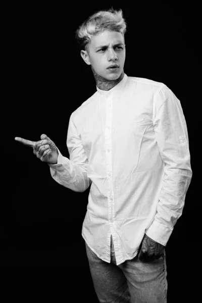 Giovane uomo d'affari ribelle bello con i capelli biondi in bianco e nero — Foto Stock