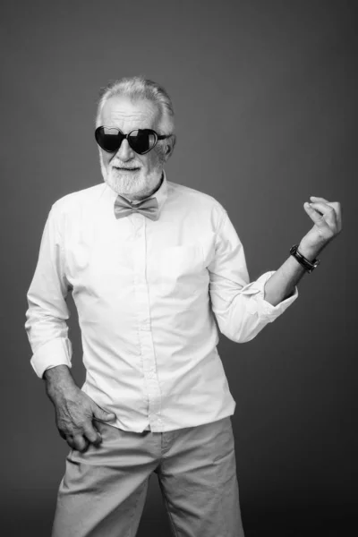 Bello uomo anziano barbuto indossa vestiti alla moda in bianco e nero — Foto Stock