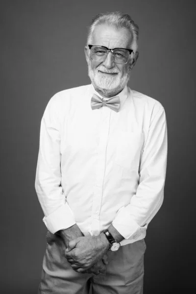 Bello uomo anziano barbuto indossa vestiti alla moda in bianco e nero — Foto Stock