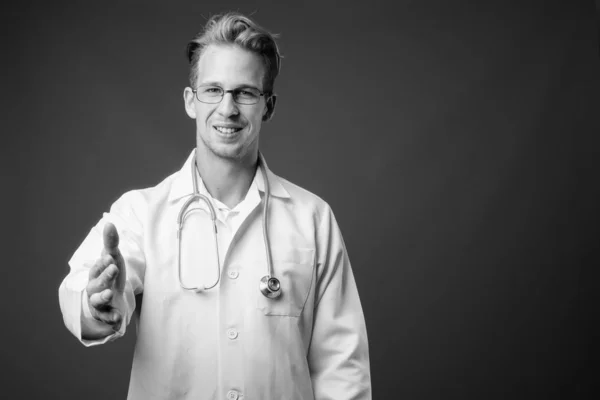 Fiatal jóképű férfi orvos szemüvegben fekete-fehér — Stock Fotó