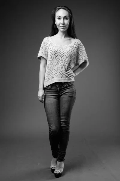 Siyah beyaz genç güzel kadın stüdyo çekim — Stok fotoğraf