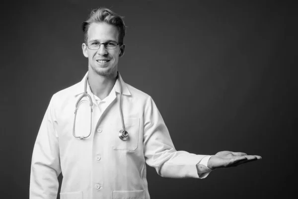 Joven guapo doctor hombre con gafas en blanco y negro —  Fotos de Stock