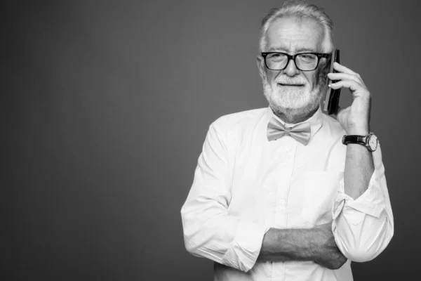 Knappe bebaarde senior man draagt stijlvolle kleren in zwart-wit — Stockfoto