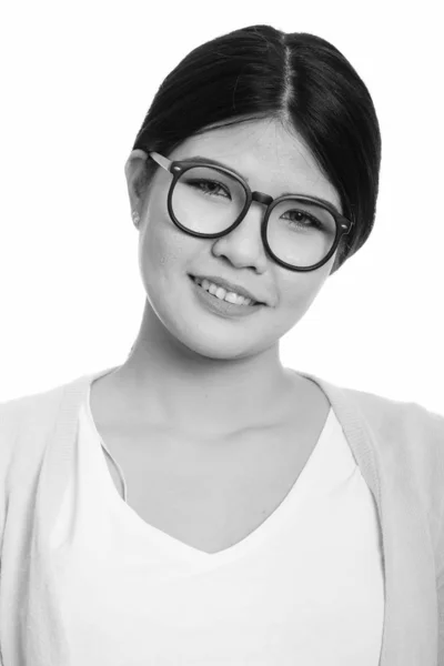 Rostro de joven feliz Asiática nerd mujer sonriendo — Foto de Stock