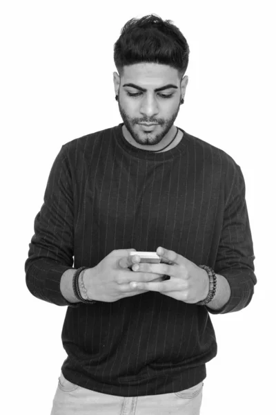 Studio colpo di giovane bell'uomo indiano utilizzando il telefono cellulare isolato su sfondo bianco — Foto Stock