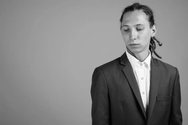 Jovem empresário com dreadlocks vestindo terno em preto e branco — Fotografia de Stock