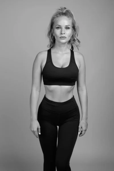 Jeune belle femme prête pour la gym en noir et blanc — Photo