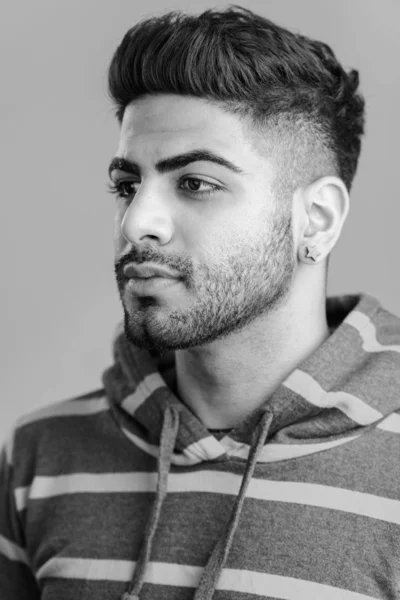 Ritratto di giovane uomo barbuto indiano bello — Foto Stock