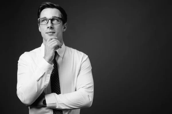 Joven hombre de negocios guapo con gafas en blanco y negro —  Fotos de Stock