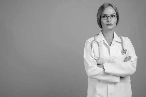 Joven mujer hermosa médico con el pelo rubio en blanco y negro —  Fotos de Stock