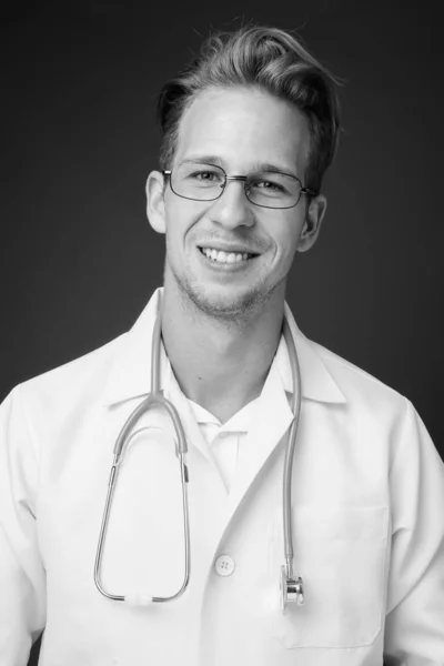Jonge knappe man arts met bril in zwart-wit — Stockfoto