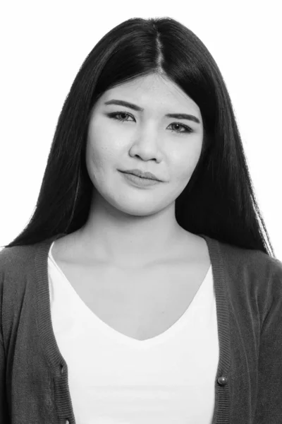 Rosto de jovem bela mulher asiática em preto e branco — Fotografia de Stock