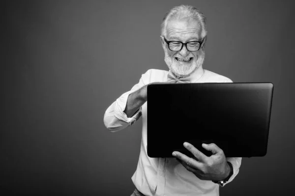 Charmant homme âgé barbu portant des vêtements élégants en noir et blanc — Photo