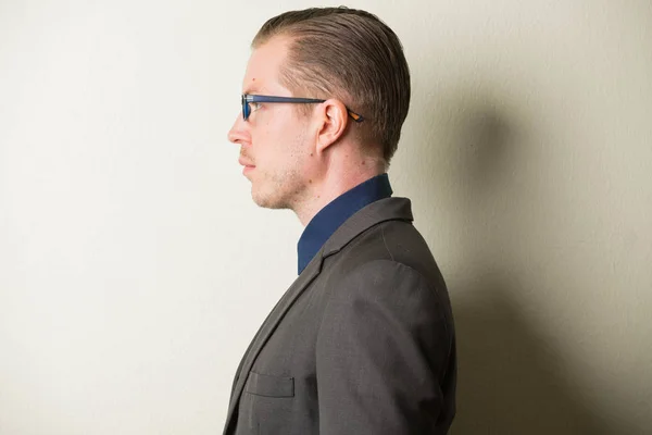 Vista del perfil de primer plano del joven hombre de negocios guapo con gafas —  Fotos de Stock