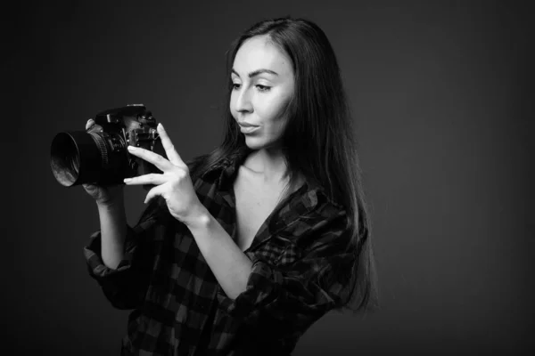 Studio photo de jeune belle femme hipster avec caméra en noir et blanc — Photo