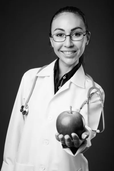 Estudio de tiro de joven hermosa mujer médico con gafas — Foto de Stock