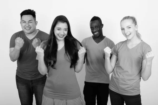 Studio shot van gelukkig diverse groep van etnische vrienden multi glimlachen terwijl het zoeken enthousiast samen — Stockfoto